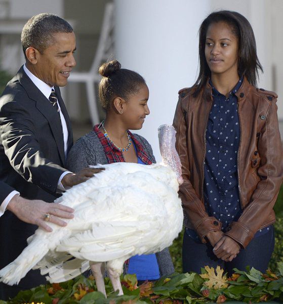 Президентът Обама с дъщерите си и една от помилваните пуйките. Снимка ЕПА/БГНЕС