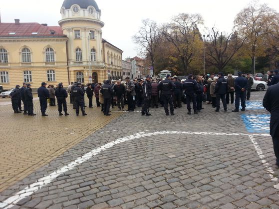 Десетки полицаи оградиха протестиращите до сградата на парламента пенсионери. Снимка: Елица Мартинова