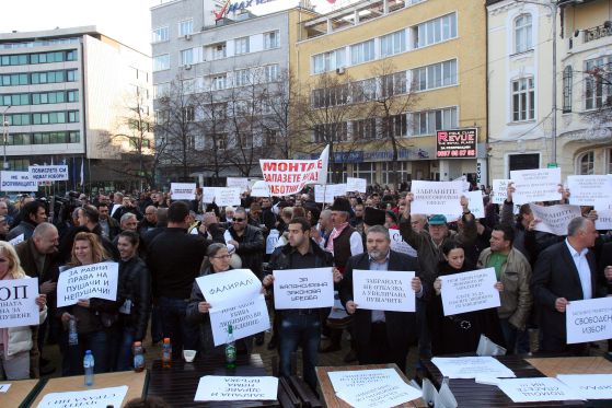 Национален протест за отмяна на тоталната забрана на пушенето в заведенията се проведе в няколко града.   Снимка: Сергей Антонов 
