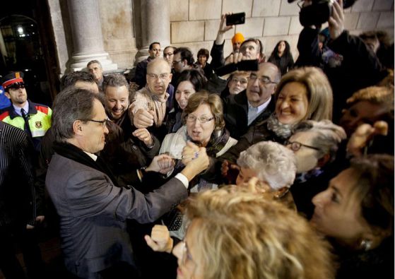 В навечерието нас вота настоящият лидер на Каталуния Артус Мас (ляво) поздравява избирателите. СНИМКА: ЕПА/БГНЕС 