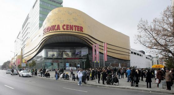 Сигнал за бомба евакуира мол "Сердика" (oбновена)