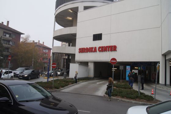 Нов сигнал за бомба в мол „Сердика”, заплашиха и Първа английска