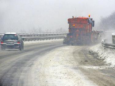 Часове преди снега не е ясно кой ще чисти Околовръстното шосе на София.