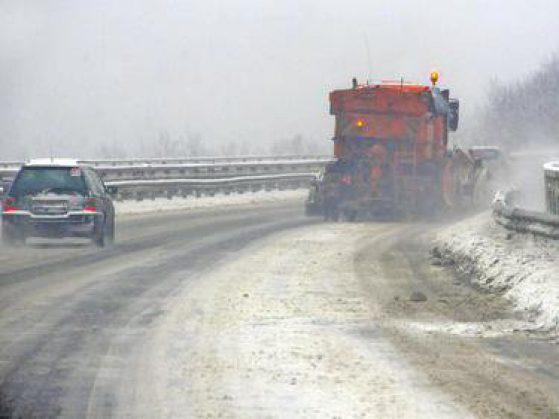 Часове преди снега не е ясно кой ще чисти Околовръстното шосе на София.