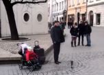 Малко бебе направи дует с уличен музикант. 