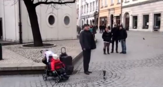 Бебе в количка направи дует с уличен музикант (видео) 
