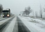 Снегът затвори границата със Сърбия за камиони