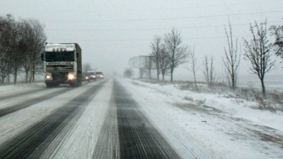 Снегът затвори границата със Сърбия за камиони