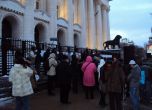 Около 50 души се събраха на доматения простест пред Съдебната палата. Снимка: Борислава Бибиновска