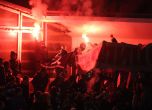 Запалянковците на „Левски“ започнаха да хвърлят факли и бомбички по игрището. Снимка: БГНЕС