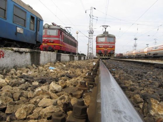 Гневни пътници спряха 3 влака с телата си