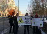Активисти протестират срещу ядрената енергетика пред парламента
