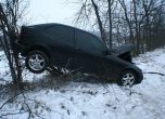 Автомобил  BMW "кацна" на крайпътен храст по пътя за село Енина, Казанлъшко. СНИМКА: БГНЕС