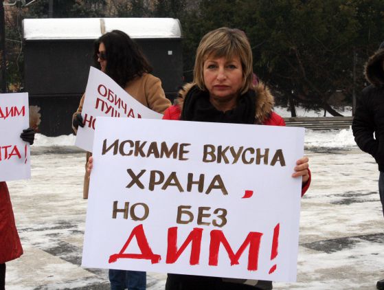 Мира Янова на протест за запазване на забраната за пушене. Снимка: Сергей Антонов