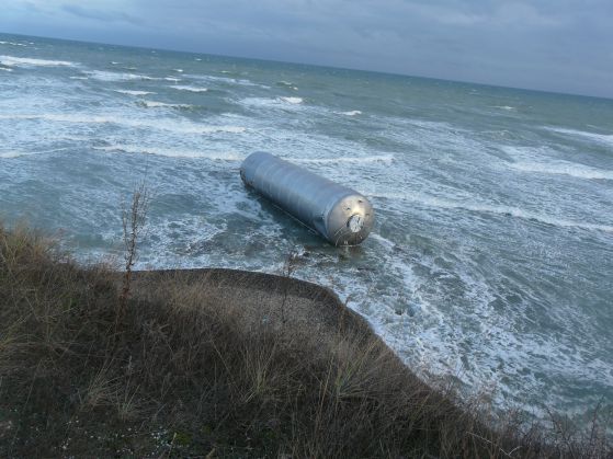 Морето изхвърли 17-тонни цистерни край български плажове