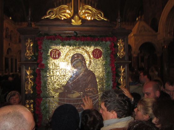 Разярена тълпа пред иконата на Богородица (снимки)