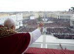 Папа Бенедикт XVI отправя посланието си за Рождество пред хиляди, събрали се на пл. "Свети Петър". Снимка: Reuters