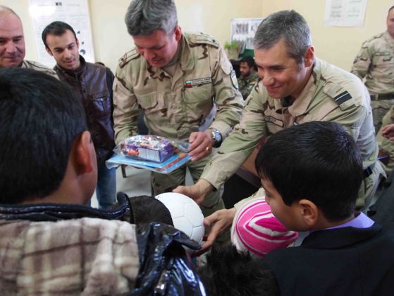 Български военни организираха коледно тържество за деца в Кабул. Снимка: МО