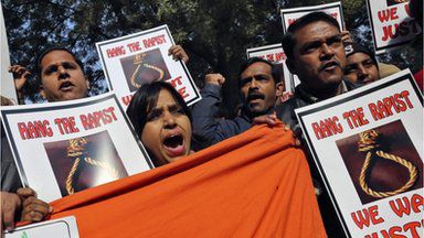 Хиляди индийци протестират в Делхи заради изнасилена студентка. Снимка: BBC