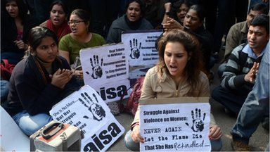 Хиляди индийци протестират в Делхи заради изнасилена студентка. Снимка: BBC
