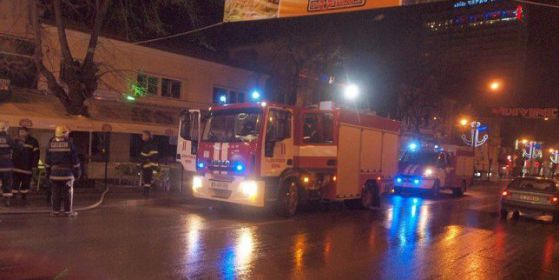 Пожар горя в центъра на Варна, до пицария 