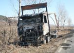 Камион изгоря напълно край старозагорския град Николаево. Снимка: БГНЕС