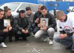 Роднини и приятели почитат паметта на загиналите в Симеоновград младежи. Снимка: БГНЕС, архив