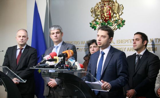 Икономическият министър Делян Добрев обявява решението за ВМЗ-Сопот. Снимка: БГНЕС