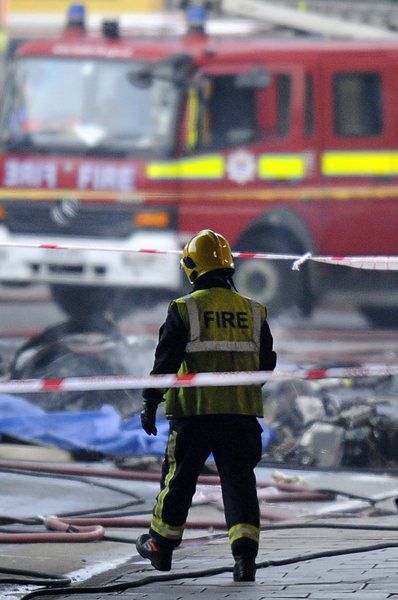 Хеликоптер се разби в строителен кран в Южен Лондон. Загинаха двама души. Снимка: EPA/БГНЕС