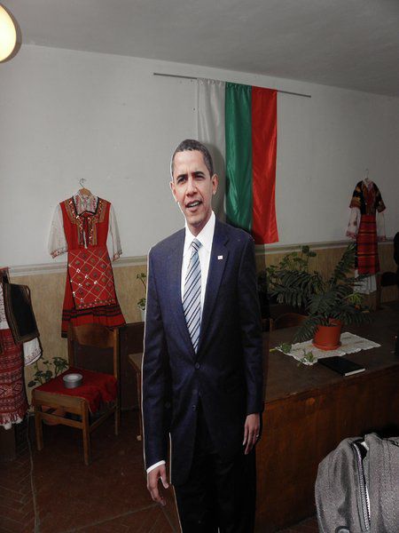 Картоненият Обама. Снимка БГНЕС