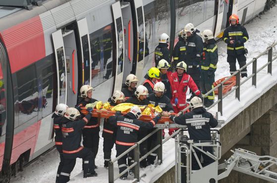 Над 40 ранени във влакова катастрофа във Виена (обновена)