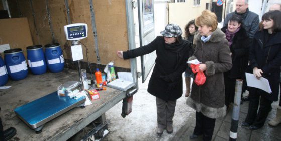 Йорданка Фандъкова в пункт за опасни отпадъци. Снимка: БГНЕС