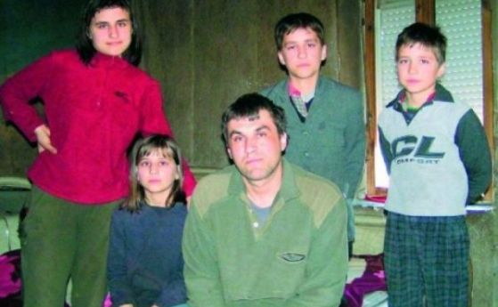 Димитър Дюлгеров с четирите си деца. Снимка: plovdiv-online.com