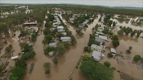 Стотици евакуирани заради наводнения в Австралия