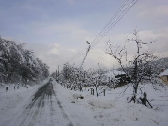 Снегът остави 40 селища в Смолянско без ток
