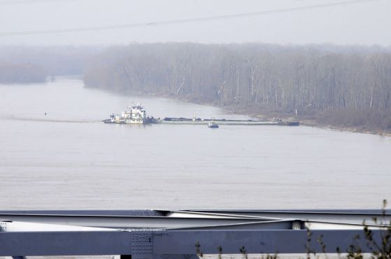 Шлеп се блъсна в мост, мазни петна текат по Мисисипи 
