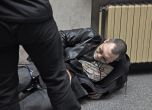 Златко Баретата лежи ранен във фоайето на Съдебната палата, преди да бъде откаран в "Пирогов". Снимка: Булфото