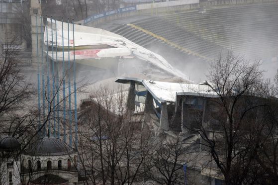 Взривиха главната трибуна на стадион 