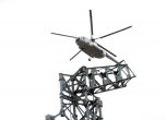 Демонтират с хеликоптер паметника при НДК. Снимка: Сергей Антонов