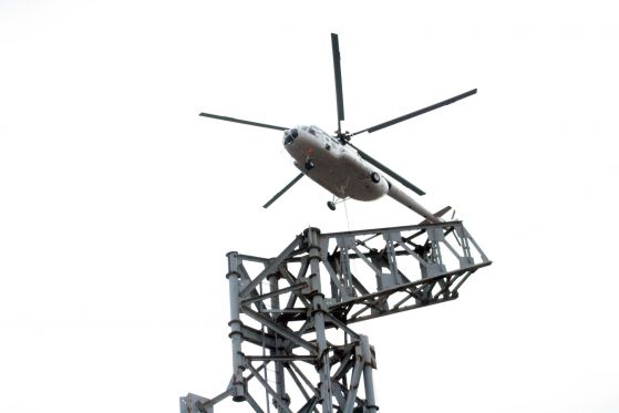 Демонтират с хеликоптер паметника при НДК. Снимка: Сергей Антонов