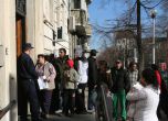 Роми на опашка пред кметството в София за работа