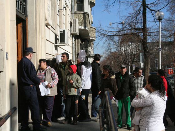 Роми на опашка пред общината за работа. Снимка: Сергей Антонов