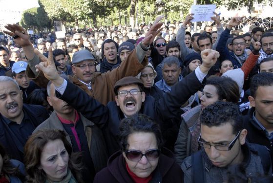 Хиляди тунизийци на протест заради убийството на опозиционер. Снимка: ЕПА