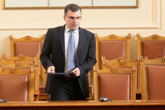 Симеон Дянков излиза на трибуната в НС, за да представи новия министър пред депутатите. Снимка: БГНЕС