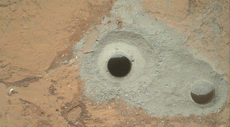 Марсоходът Curiosity направи първия сондаж на Марс (снимки)