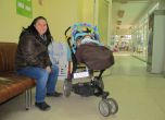 Русенски майки слагат регистрационни табели на бебешките колички. Снимка: БГНЕС