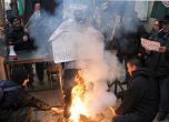  Изгориха чучелото на министър Делян Добрев на протест срещу високите цени. Снимка: Сергей Антнов