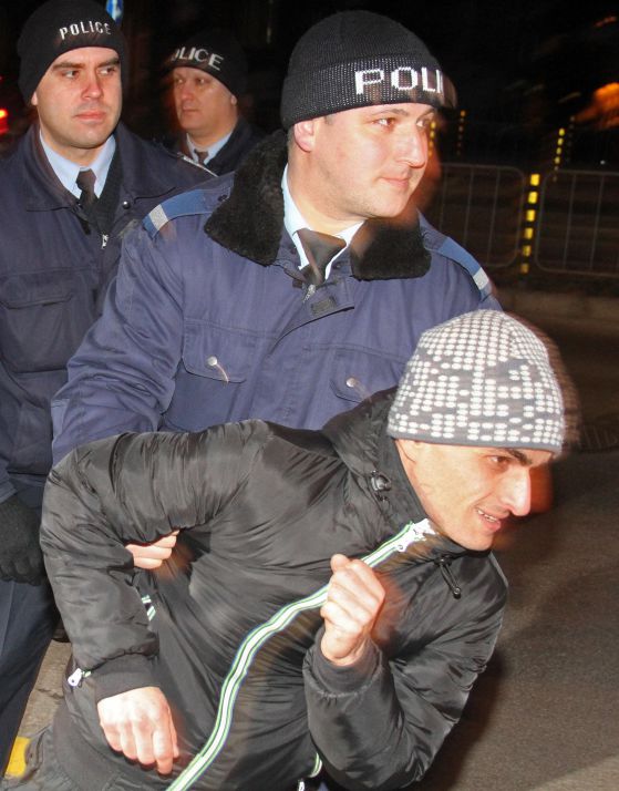 При протеста за скъпия ток във Варна се стигна и до сблъсъци с полицията. СНИМКА: БУЛФОТО