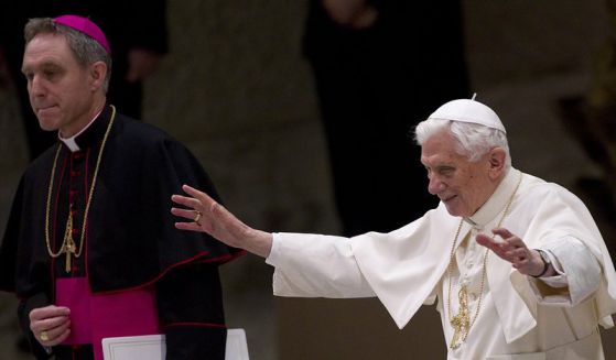 Папата се появи за пръв път след новината за оттеглянето (снимки)