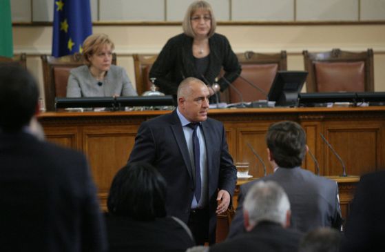 Бойко Борисов слиза от трибуната на Народното събрание, след като е обявил оставката на кабинета си. Снимка: БГНЕС